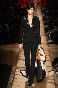 Foto: Ketika Sampah Jadi Inspirasi Fashion Mewah ala Moschino