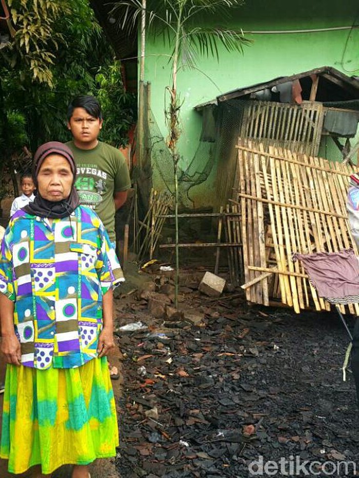 Kebahagiaan Mak Ecin yang Rumahnya Dibangun Lagi Oleh Polisi