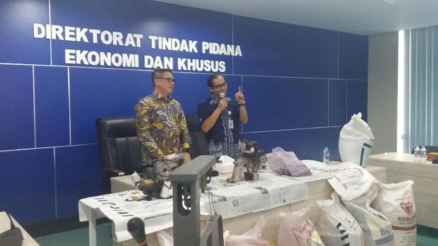 Setelah diintai 2 bulan, jaringan distributor pupuk palsu dibekuk polisi.