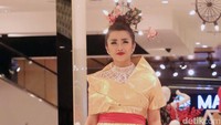 Pedangdut berusia 29 tahun itu tampil dengan busana berwarna kuning dan putih. Pool/Ismail/detikFoto.