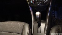 Kemudian dasbor yang dibalut jahitan oranye memberikan kesan sporty dan sentuhan warna piano black untuk memberikan kesan mewah.