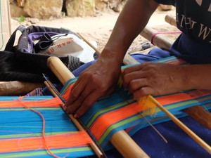 Liburan Sambil Belajar Menenun Kain Khas Sumba