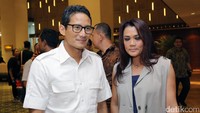Sandiaga Uno tampak hadir dengan kemeja putih khasnya di acara nobar yang digelar di Kemang Village, Jakarta Selatan pada Kamis (23/2/2017) malam.
