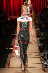 Foto: Ketika Sampah Jadi Inspirasi Fashion Mewah ala Moschino