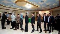 Gatot mendapat ucapan selamat.