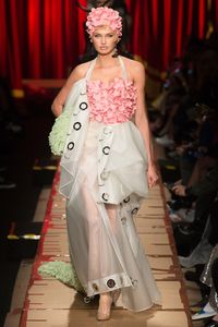 Foto: Ketika Sampah Jadi Inspirasi Fashion Mewah ala Moschino