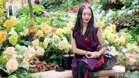 Aktris kelahiran 1992 itu juga menyempatkan diri untuk berfoto di Fitzroy Gardens.