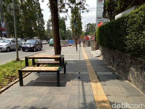 Sayang Trotoar Dago yang Sudah Cantik Tidak Dilengkapi Tong Sampah