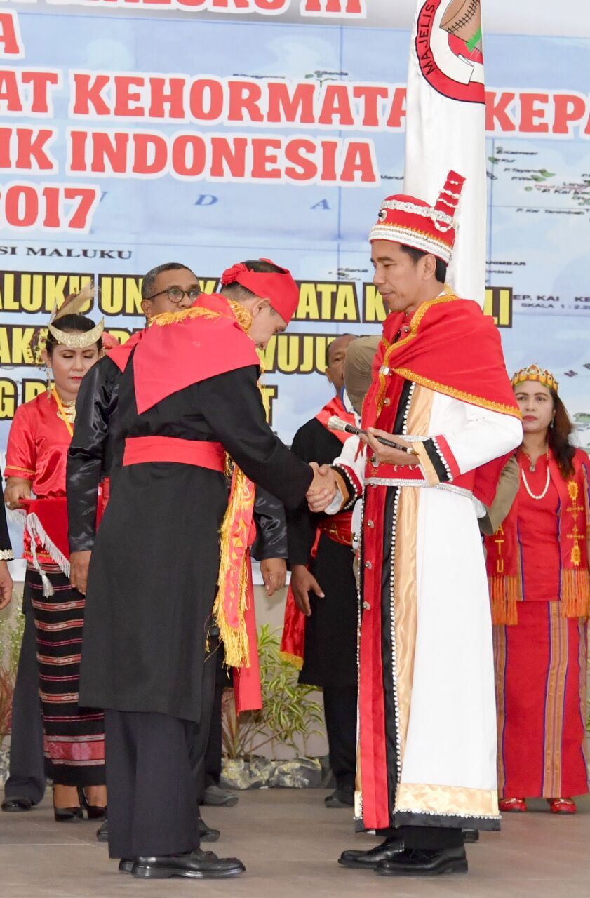 Presiden Jokowi Berjubah Adat Maluku Presiden Jokowi Berjubah Adat Maluku
