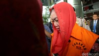 Sri Hartini merupakan tersangka penerima suap berkaitan dengan promosi jabatan di Pemkab Klaten.