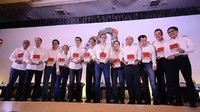 Presiden Direktur PT Astra International Tbk Prijono Sugiarto (keenam dari kanan) bersama seluruh direksi Astra menunjukkan buku bersampul merah putih yang menceritakan tentang praktik-praktik terbaik di Grup Astra selama enam dekade. Pool/Astra.