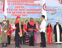 Terima Gelar Pemimpin Besar Maluku, Jokowi Kenakan Jubah