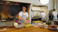 Sembari makan, kita pun bisa melihat chef-chef keren ini beraksi. Dari mulai memanggang daging, hingga memasak pasta. Bahkan panas kompor dan pemanggang pun bisa terasa dari tempat traveler (Wahyu/detikTravel)