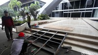 Pekerja menyelesaikan pembuatan besi beton akses jalan tersebut.