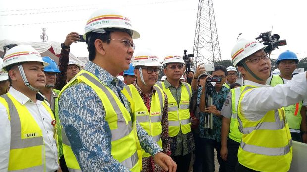 Ahok mengecek perkembangan pembangunan LRT.