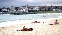 Di Pantai Bondi, bule berbikini jadi pemandangan yang lumrah sehari-hari. Mereka asyik berenang dan menikmati keindahan Pantai Bondi (Wahyu/detikTravel)