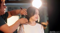 Dara berusia 20 tahun itu tampak sedang bersiap-siap sebelum melakukan pemotretan. (Dok. detikHOT)