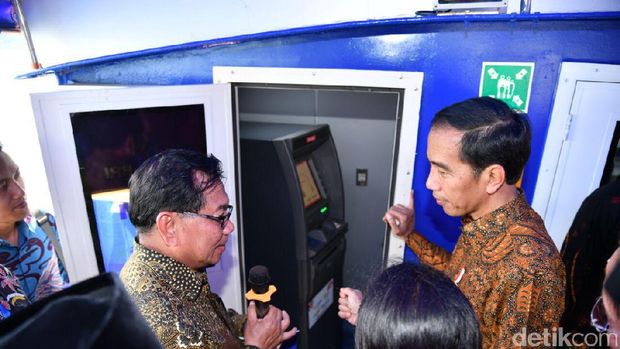 Presiden Joko Widodo (Jokowi) meninjau langsung layanan Teras BRI