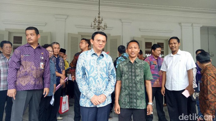 Ingin Foto dan Curhat ke Ahok, Warga Sampai Antre di Balai Kota