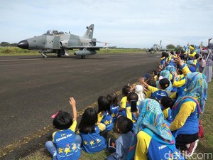 Warga Dihibur Atraksi Pesawat Tempur di Aceh Air Show