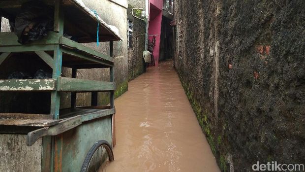  Banjir merendam permukiman warga di Jl Kampung Baru, Pondok Pinang, Jakarta Selatan, Jumat (24/2/2017)