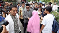 Wakil gubernur DKI Jakarta Djarot Saiful Hidayat menyapa warga usai menjalankan shalat jumat di Mesjid Al-Waqfiyah.