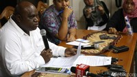 Menurut Komnas HAM, pengalihan fungsi pengelolaan tanah adat ke Freeport tidak melibatkan masyarakat suku Amungme. Padahal selama puluhan tahun tanah tersebut menjadi wilayah hukum adat suku Amungme.