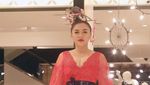 Aksi Vicky Shu hingga Iis Dahlia Saat Jadi Model