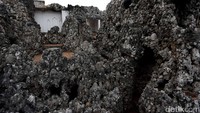 Tembok dan dinding bangunannya seperti batu karang. Bahkan, teksturnya pun kasar seperti batu karang sungguhan.