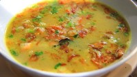 Ini racikan soto Bogor yang berisi potongan daging dan jeroannya. Kuahnya memakai santan sehingga lebih gurih pekat rasanya. Mantap! Foto: Indonesia Kaya