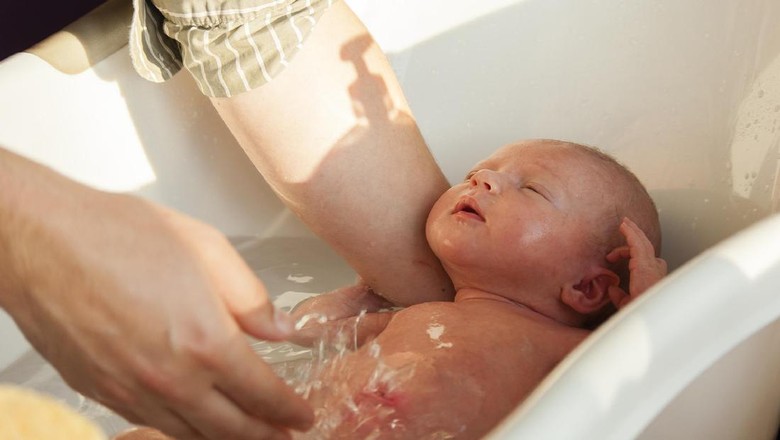 Ilustrasi bayi mandi/ Foto: Thinkstock Ilustrasi bayi mandi/ Foto: Thinkstock
