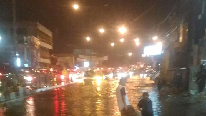 Ada Genangan Dekat Margonda Depok, Lalin Menuju Beji Padat