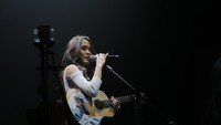 Sheryl juga menyanyikan lagu Ku Tunggu Kau Putus di kesempatan itu. Foto: Hanif Hawari