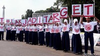 Dalam aksi ini para siswa membawa poster dan memakai kaos bertuliskan Tolak Jadi Target.