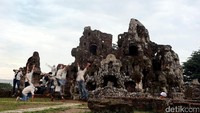 Pengunjung berfoto-foto dengan latar belakang Taman Sari Gua Sunyaragi.