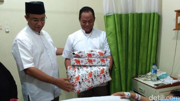 Anies Baswedan Jenguk Bayi Bernama Aniessandi