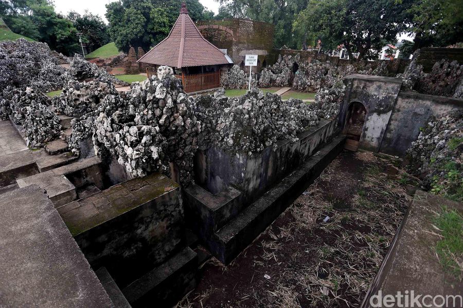 Peringatan Sentuh Patung Ini Konon Jomblo Seumur Hidup