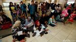 Warga Antre Berjam-jam Demi KJP