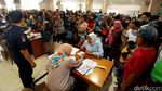Warga Antre Berjam-jam Demi KJP