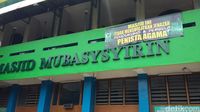 Spanduk di salah satu masjid yang menolak mensalatkan jenazah pendukung dan pembela penista agama