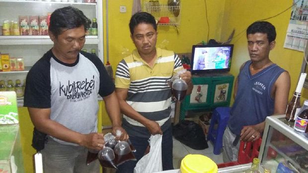 Dua pemilik warung dibawa ke Polsek Bekasi Timur.