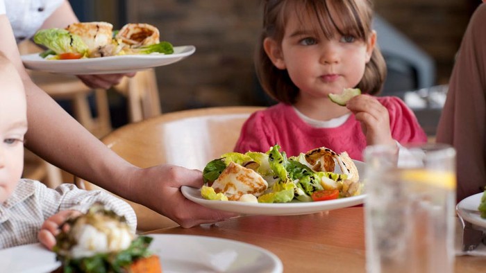 Mengajak Anak Makan Di Restoran Pilih Makanan Sehat Dengan Trik Ini