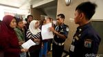 Warga Antre Berjam-jam Demi KJP