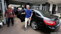 Simulasi pengamanan rombongan Raja Salman saat memasuki gerbang VIP Bandara Halim Perdanakusuma.