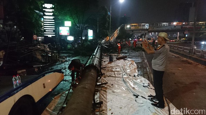 Satpol PP Jakbar Tertibkan Baliho dan Reklame Tak Berizin