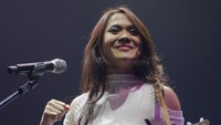 Lagu lama, Gita Cinta ia bawakan ulang dengan gayanya. Foto: Hanif Hawari