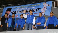 Putra sulung Presiden ke-6 RI Susilo Bambang Yudhoyono itu melambaikan tangan untuk menyapa peserta kejuaraan karate.