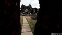 Istana Karang ini memiliki 10 gua. Masing-masing nama guanya yakni Gua Pengawal, Pande Kemasan, Simanyang, Peteng, Langse, Arga Jumut, Padang Ati, Klangenan, Lawa, dan Gua Pawon.