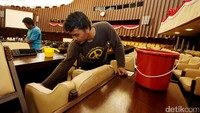 Seorang pekerja membersihkan bangku DPR. Rencananya Raja Salman akan mengunjungi gedung DPR pada Kamis, 2 Maret 2017 mendatang. Raja Salman akan menyampaikan beberapa pesan saat kunjungannya.