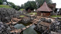 Taman Sari Gua Sunyaragi merupakan peninggalan dari Keraton Cirebon. Meskipun begitu, lekukan arsitekturnya tak kalah dengan kreasi masa kini.